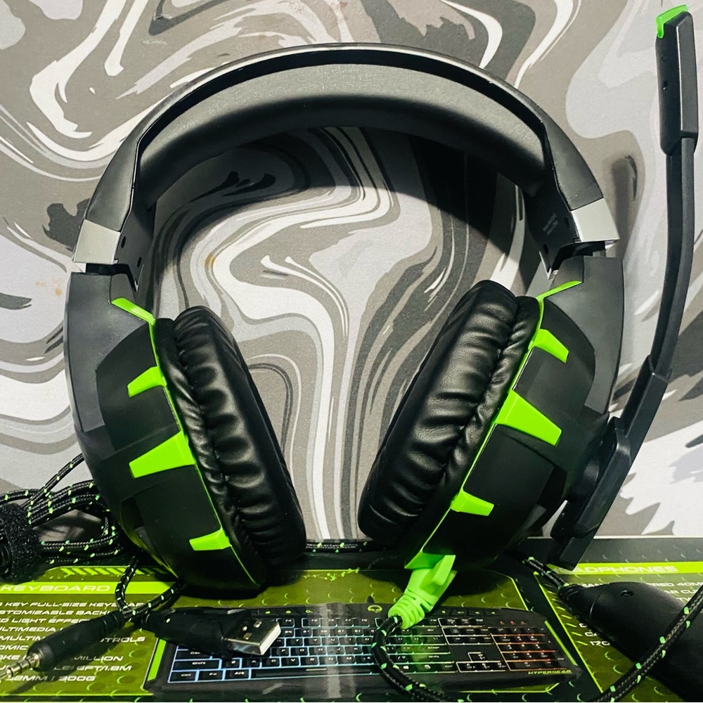 This is a phenom exp 11 gaming headset compatible with Xbox, wired